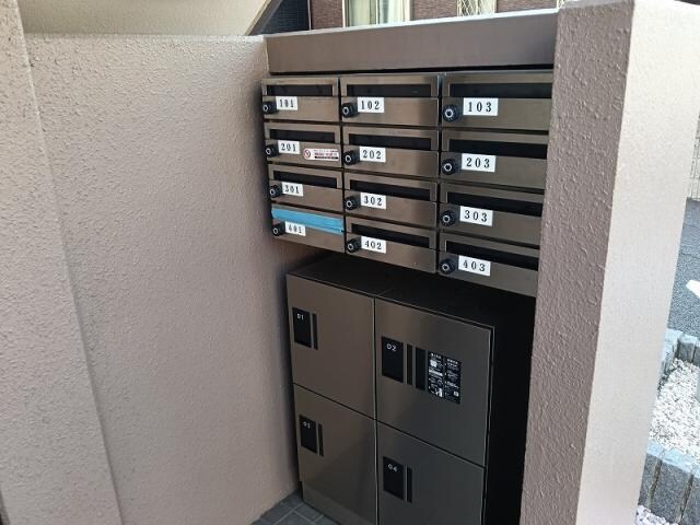 物件外観写真4　(ポスト　宅配ボックス)