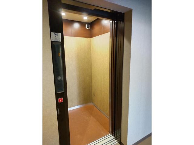 物件外観写真9　(エレベータ)