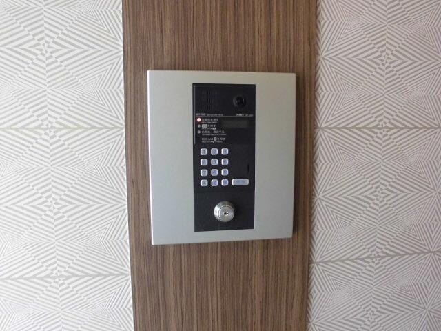 物件外観写真3　(オートロック装置)