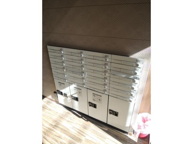 物件外観写真4　(ポスト・宅配ボックス)