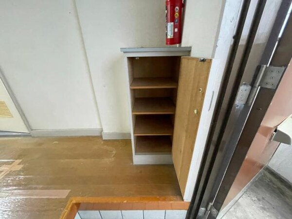 玄関周り(※別部屋の写真になります)