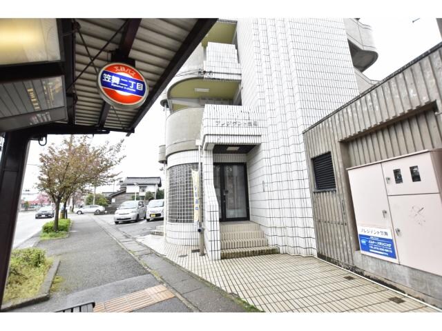 物件外観写真2　(物件出口すぐにバス停あります！)