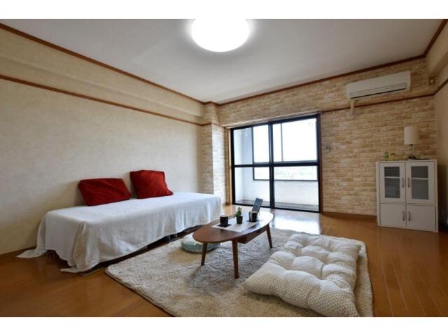 物件内観写真7　(アクセントクロスが素敵な洋室)