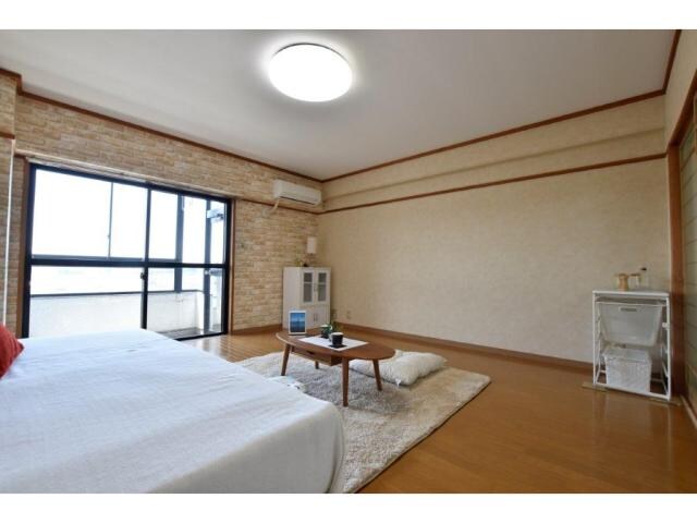 物件内観写真8　(光が差し込む明るいお部屋)