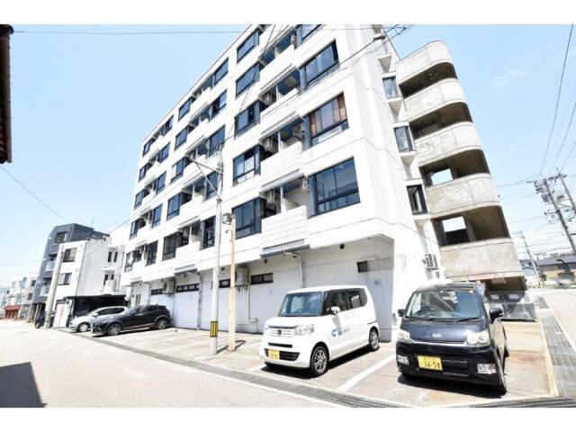 物件外観写真3　(建物裏敷地内駐車場)