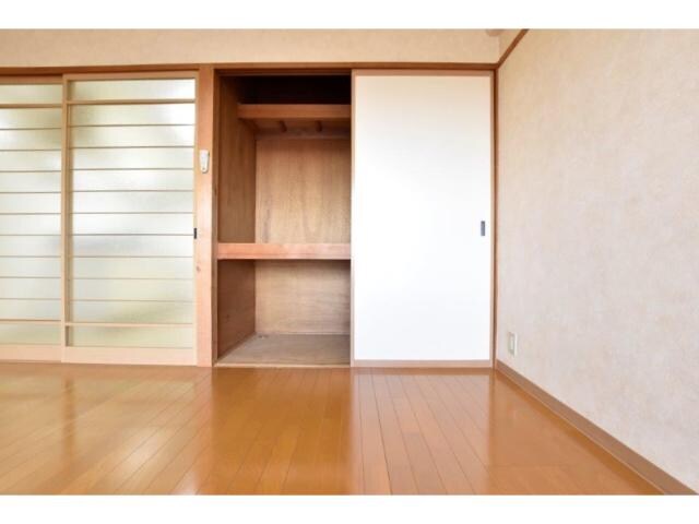 物件内観写真14　(大容量の押入れ完備)