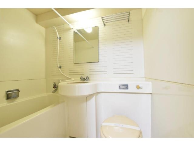 物件内観写真17　(白を基調とした三点ユニット)