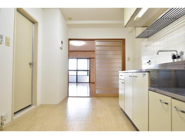 物件内観写真18　(玄関から見たお部屋の雰囲気)