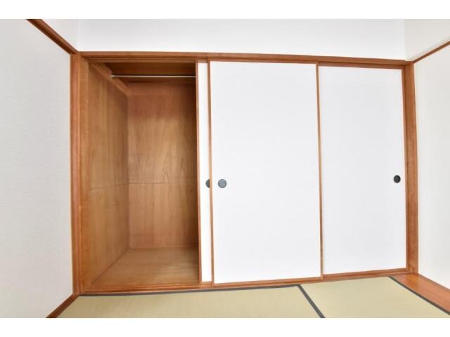 物件内観写真4　(和室収納)