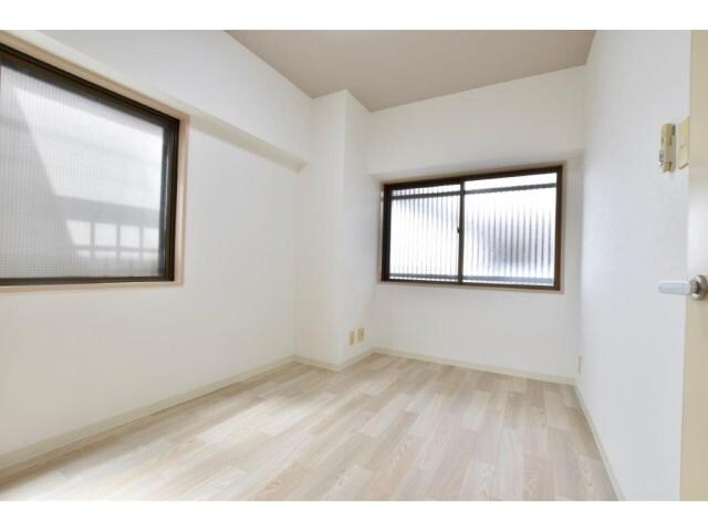 物件内観写真17　(6帖洋室別角度から)