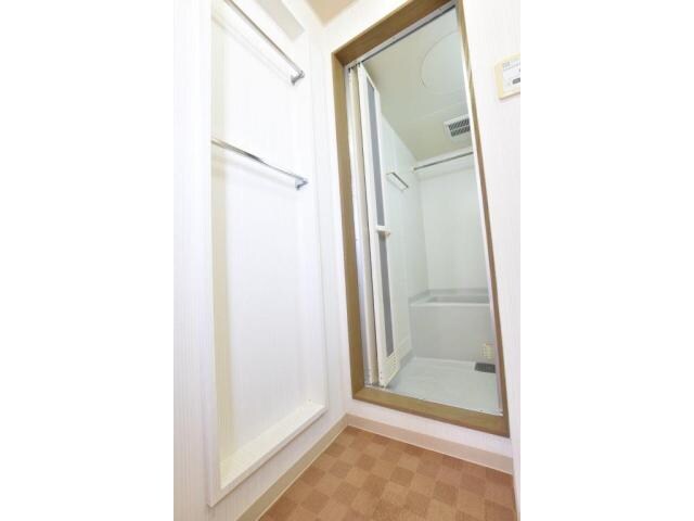 物件内観写真15　(浴室隣物掛け)