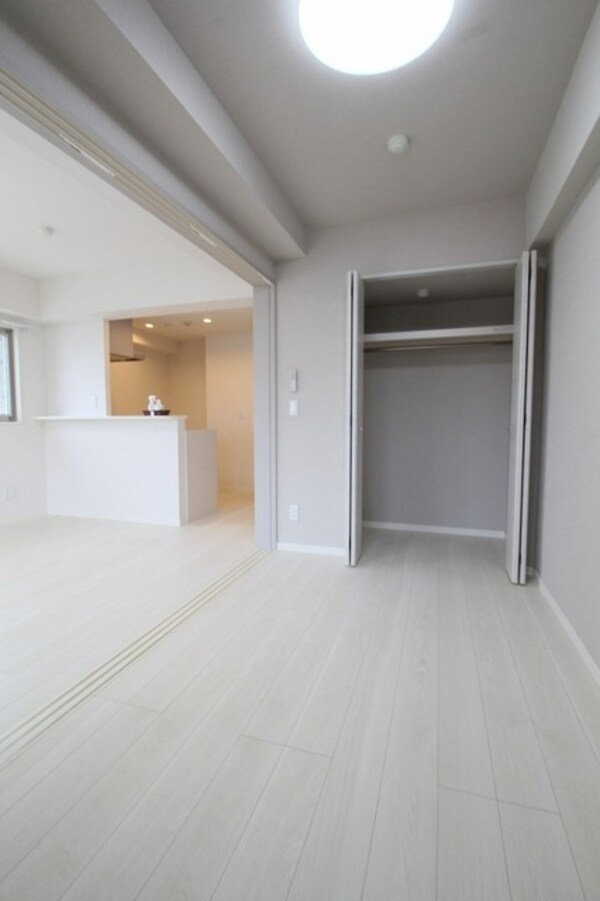 収納(※同間取り別部屋の写真のため、フローリングの色など異なる場合がございます。)