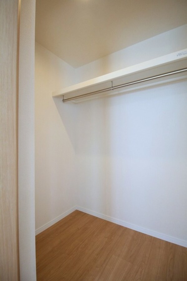 収納(※同間取り別部屋(反転タイプ・101号)の写真です。)