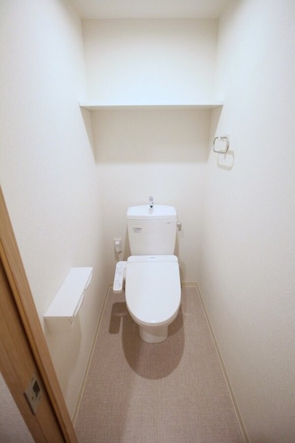 トイレ(※同間取り別部屋(反転タイプ・101号)の写真です。)