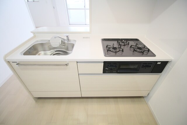 物件内観写真9　(※同間取り別部屋(反転)の写真です。内装の色など異なる場合がございます。)