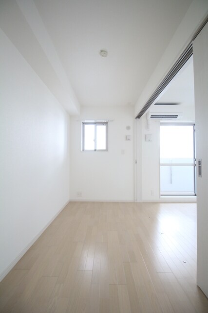 物件内観写真9　(※同間取り別部屋(反転)の写真です。内装の色など異なる場合がございます。)