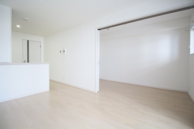 物件内観写真10　(※同間取り別部屋(反転)の写真です。内装の色など異なる場合がございます。)