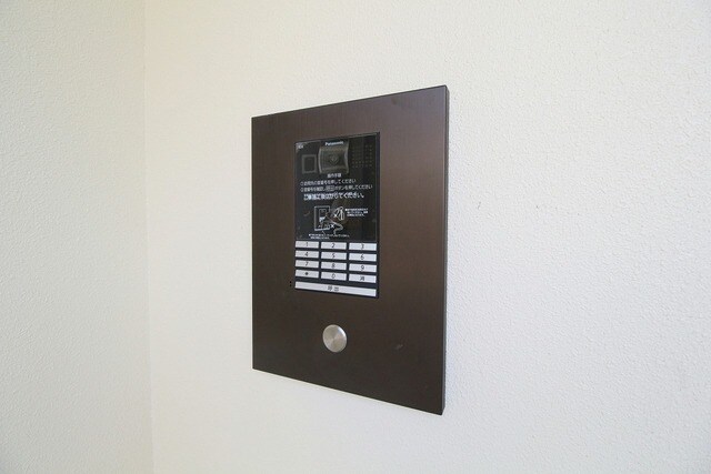 物件外観写真3　(オートロック付)