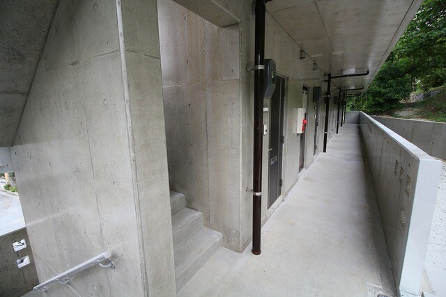 物件外観写真5　(共用階段)