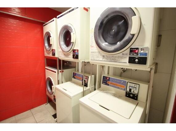 物件外観写真13　(１F入居者用ランドリー)