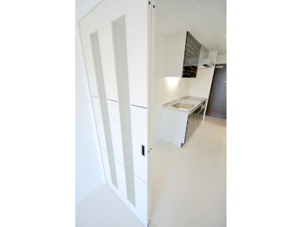 キッチン(白ベースの建具)