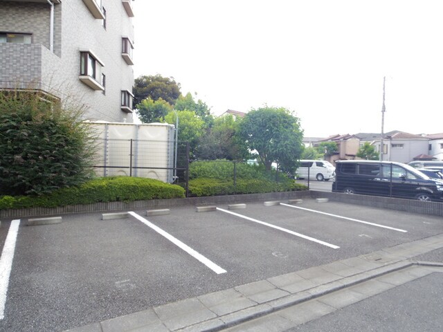 物件外観写真3　(敷地内駐車場（有料・要空き確認）)