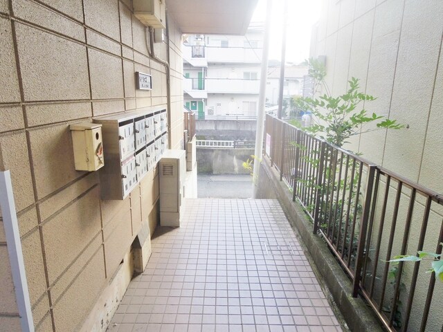 物件外観写真7　(建物入口廊下)