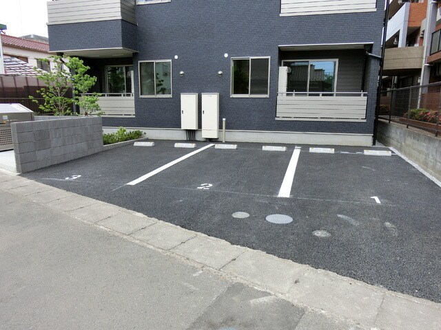 物件外観写真3　(敷地内駐車場（空き確認要）No3小型車のみ)