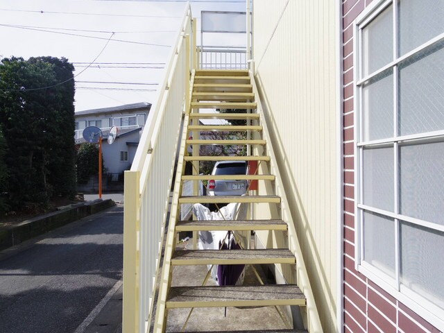 物件外観写真6　(共用階段)