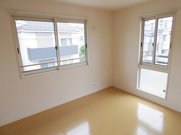 寝室(２面採光の洋室)