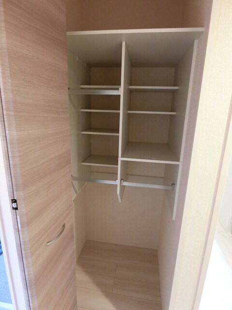 物件内観写真22　(玄関廊下収納♪)