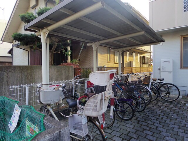 物件外観写真5　(屋根付駐輪場)