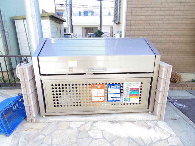 物件外観写真4　(敷地内ゴミ置場)