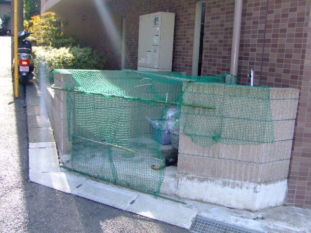 物件外観写真8　(敷地内ゴミ置場)