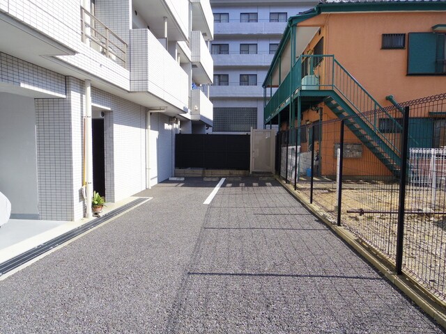 物件外観写真3　(駐車場（有料・要空き確認）)