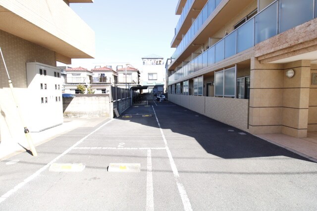 物件外観写真2　(敷地内駐車場（有料・要空き確認）)