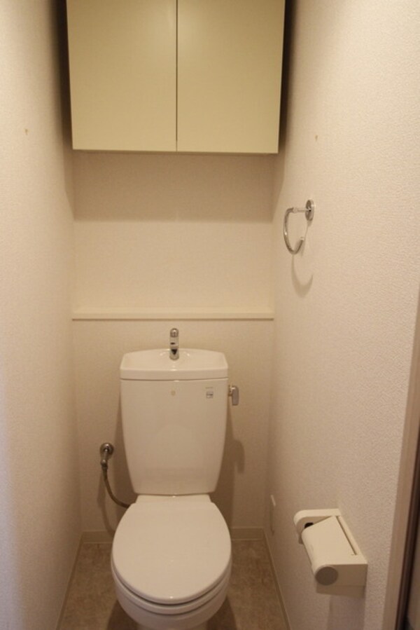 トイレ(※クリーニング前のお部屋になります)