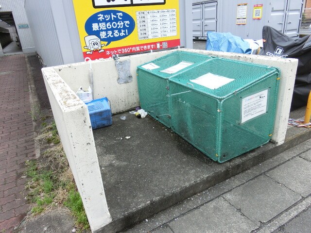 物件外観写真3　(敷地内ゴミ置き場♪)