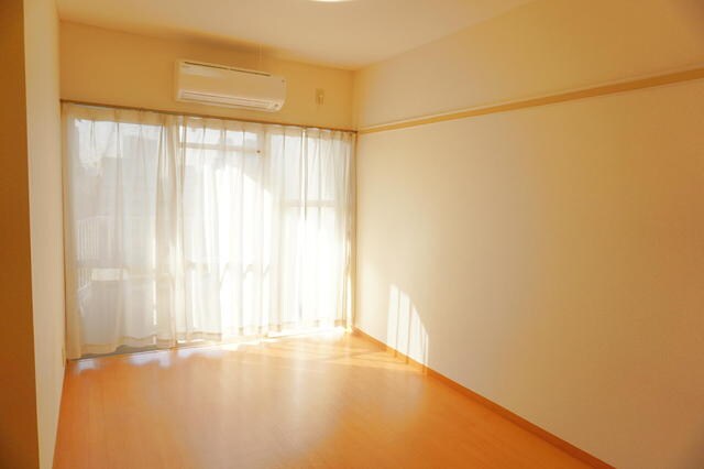 物件内観写真7　(5.5帖の洋室☆)