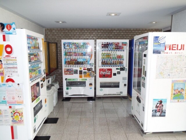 物件外観写真6　(マンション1Ｆには自動販売機があって便利です♪)