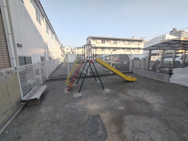 物件外観写真6　(敷地内滑り台)