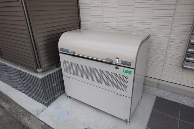 物件外観写真5　(敷地内ゴミ置き場♪)