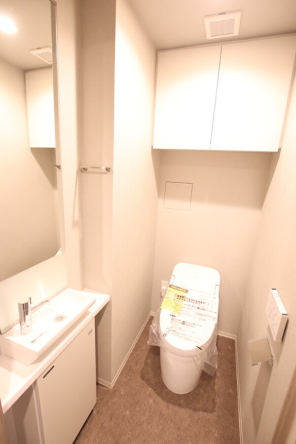 トイレ(◇洗浄機能付便座・手洗場・上部収納付き(他号室参考写真)◇)