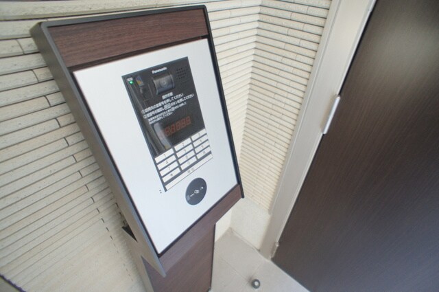 物件外観写真3　(安心のオートロック♪)