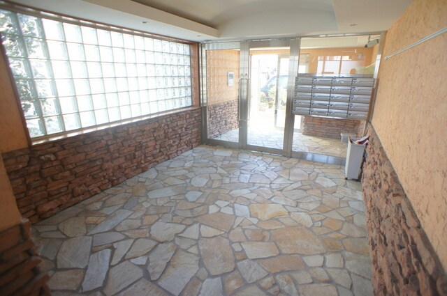 物件外観写真3　(オートロック付きのエントランスです☆)