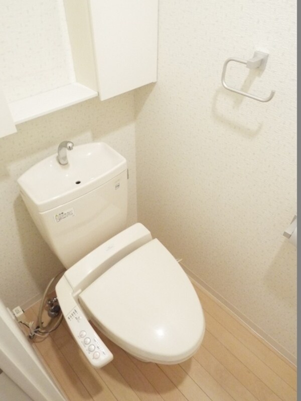 トイレ(別室参考写真／収納棚があるトイレです♪)