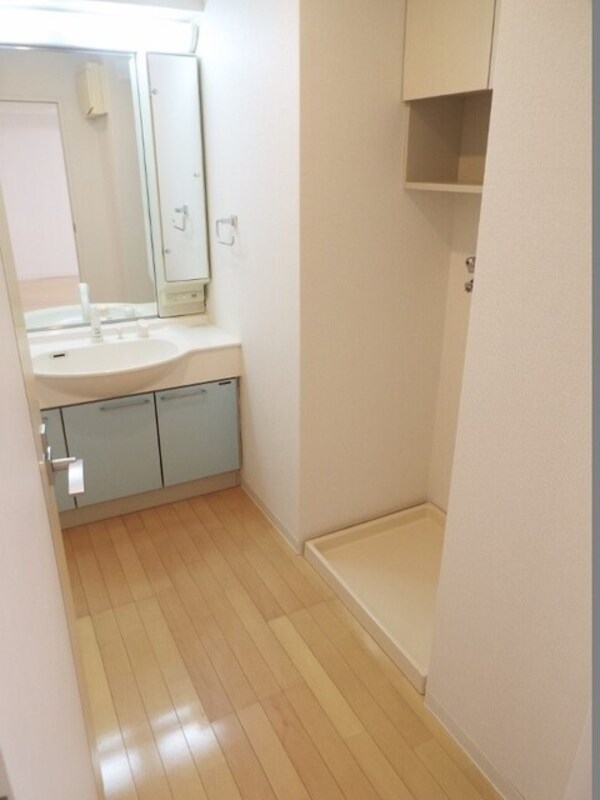 洗面所(別室参考写真／脱衣所です。楽々着替えるスペースがありますね。)