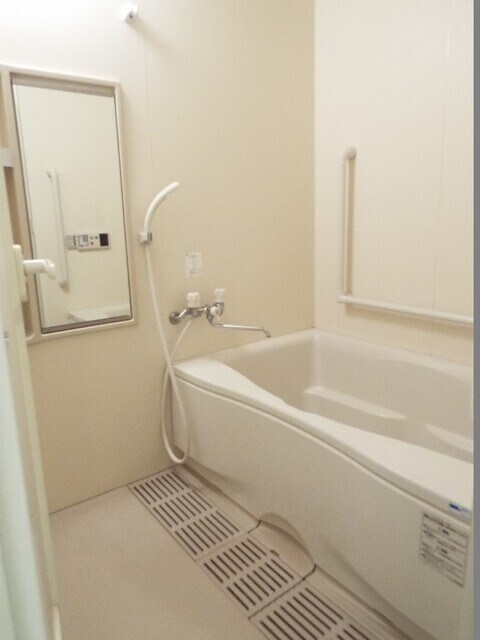 物件内観写真11　(別室参考写真　鏡がついていて広いお風呂ですね♪)