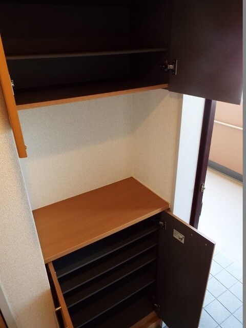 物件内観写真15　(別室参考写真　玄関にはシューズボックスが上下にあります。)