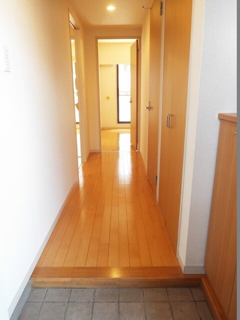 物件内観写真18　(別室参考写真　玄関から居室へ繋がる廊下です♪)